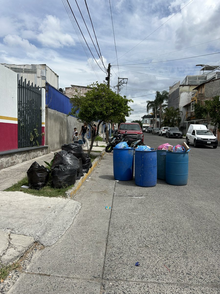 Juliadelapaz's tweet photo. @GuadalajaraGob 
Que pasa con la recolección de basura en Nudo de Cempoaltépetl y mesa central? Ya va para una semana que o no pasa el carretón o pasa y no se lleva la basura, estamos con riesgo de que se generen infestaciones. Ayuda!! https://t.co/EaaONUZJui
