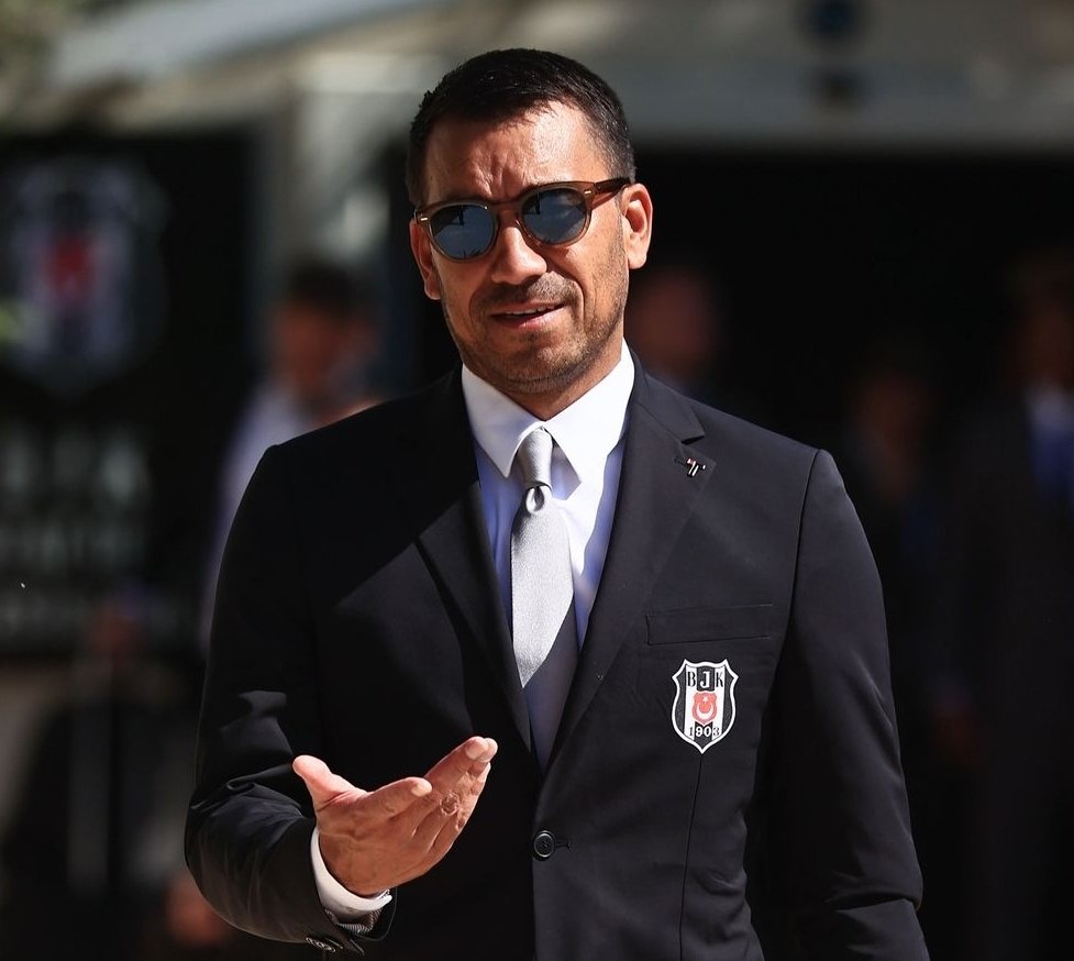 senolreyizz's tweet photo. Beşiktaş'ın maç için ana planı defansif anlayış olmamalı.
Rafa ve Gedson'un yeri değişmemeli.
Hatalarda ısrarcı olmak bizi bitirir. https://t.co/03GEwtfQHP