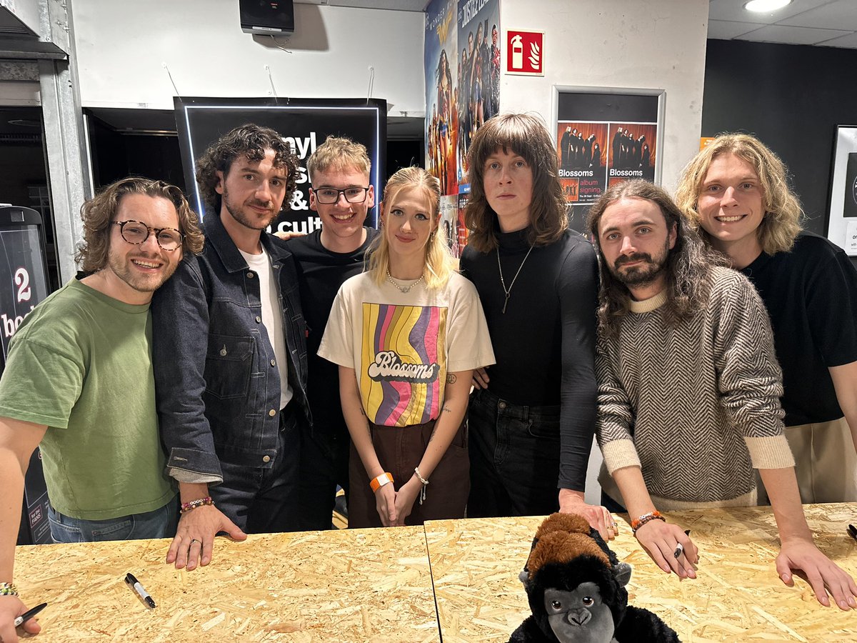 trinelisebrfc's tweet photo. @BlossomsBand @JoeDonovan92 @hmvtweets thank you so much for an amazing experience guys! joe and charlie forgot to sign my setlist im heartbroken 😔ive been crying thanks tho lads🧡🦍 https://t.co/31CdDdAucK