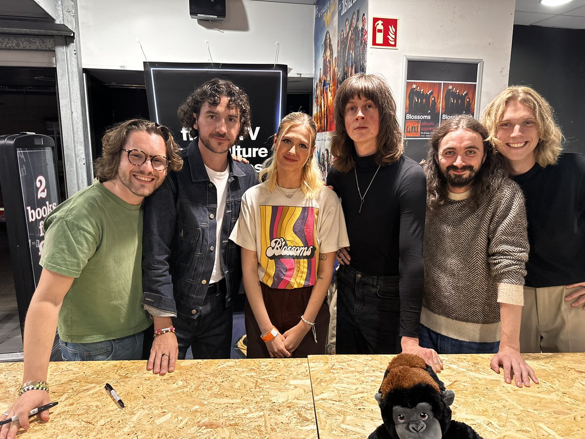 trinelisebrfc's tweet photo. @BlossomsBand @JoeDonovan92 @hmvtweets thank you so much for an amazing experience guys! joe and charlie forgot to sign my setlist im heartbroken 😔ive been crying thanks tho lads🧡🦍 https://t.co/31CdDdAucK