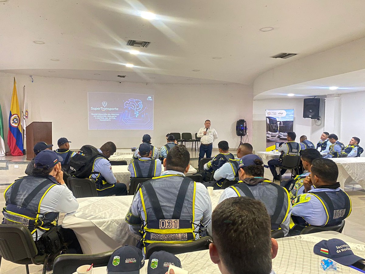 Supertransporte's tweet photo. El Superintendente (e) Hermes Castro, participó como panelista en el Seminario "Conocimientos en Tránsito, Transporte y #SeguridadVial y Manejo de Recursos Públicos y Cobro Coactivo", que se realizó en #Sincelejo, dirigido a las autoridades de tránsito y transporte de la región. https://t.co/YRzAHaW4YZ