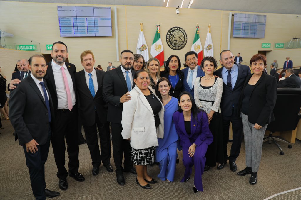 AccionNacional's tweet photo. Felicitamos a la primera gobernadora de Guanajuato, @LibiaDennise.

Con tu trabajo, experiencia y dedicación, seguirán los excelentes resultados en el estado. 

¡Estamos listos! 
#GobiernoDeLaGente https://t.co/yT3VORKynY