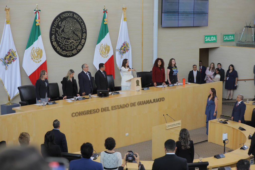 AccionNacional's tweet photo. Felicitamos a la primera gobernadora de Guanajuato, @LibiaDennise.

Con tu trabajo, experiencia y dedicación, seguirán los excelentes resultados en el estado. 

¡Estamos listos! 
#GobiernoDeLaGente https://t.co/yT3VORKynY