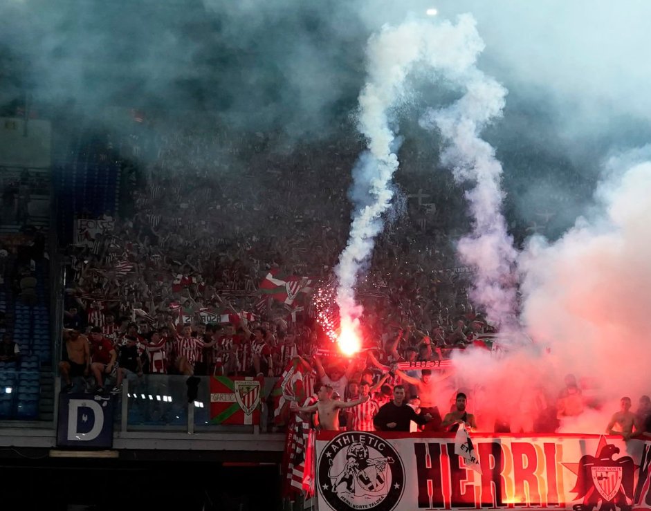 AthleticXtra's tweet photo. 🚨 Algunos jugadores del Athletic han recriminado a los que han encendido bengalas en el Olímpico de Roma tras el gol y al acabar el partido con gestos de "así no". El club se enfrenta a una sanción por parte de la UEFA. ❌ https://t.co/MXomcLglxQ