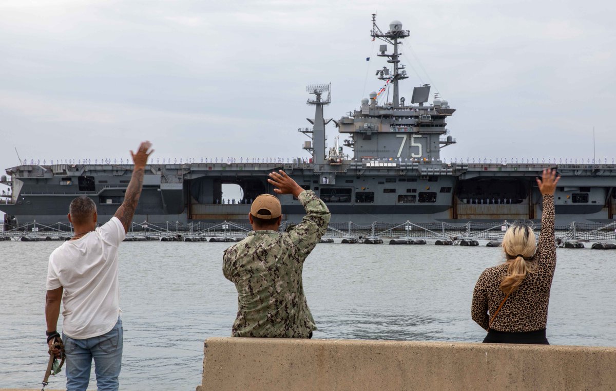 USNavy's tweet photo. #USNavyPhotosoftheDay:
1️⃣ @USSHARRYSTRUMAN deploys from @NAV_STA_NORFOLK
2️⃣ #USSAmerica underway w/ JMSDF during TRANSPORTEX
3️⃣ MACM Gonzalez motivates CPO selects aboard @TheRealCVN71
4️⃣ #HSC9 & #VAW120 carrier quals w/ @CVN78_GRFord in Atlantic Ocean
👉 https://t.co/aZddB6hxYf https://t.co/bzUpmJpZDN