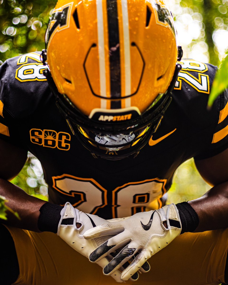 𝐂𝐚𝐥𝐦 𝐝𝐮𝐫𝐢𝐧𝐠 𝐭𝐡𝐞 𝐒𝐭𝐨𝐫𝐦.

Detail shots of our Week 5 fit. 

#GoApp #BeatLiberty