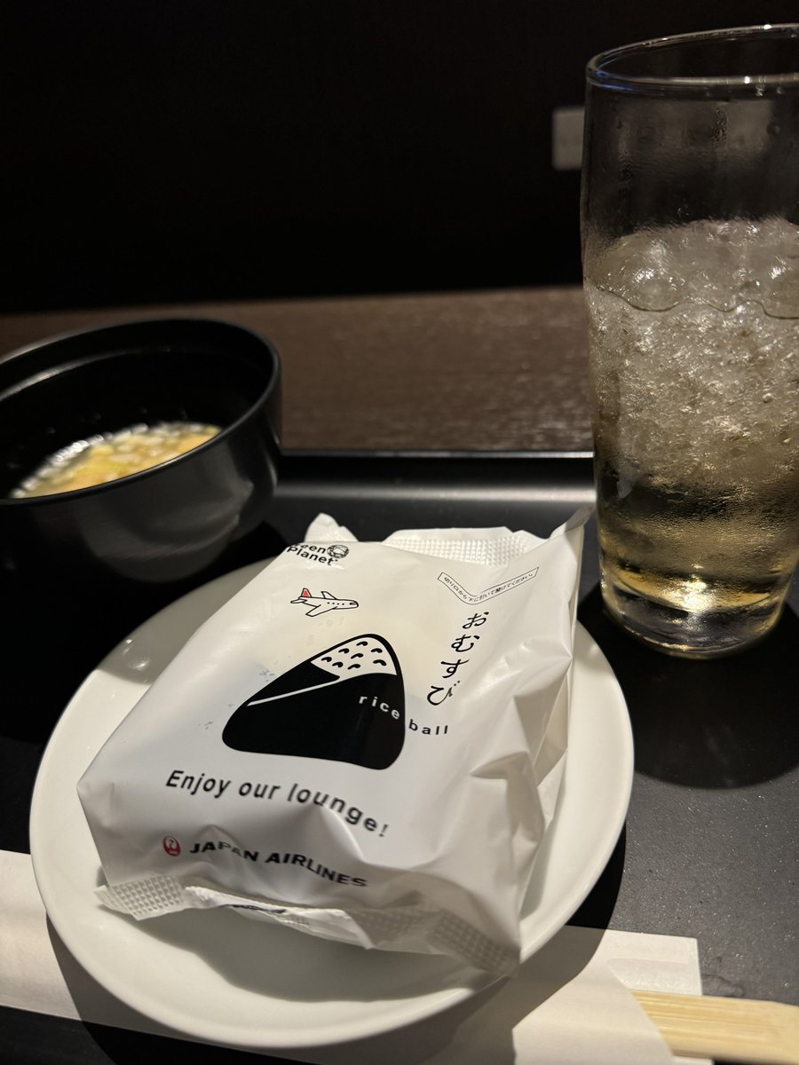 おはようございます✨☔️
今日の朝食は早朝移動のためJALラウンジにて🍙
まさか自分がここに来るとは、数年前までまったく想像していませんでした…
のどは少し痛いですが、今回は大丈夫そう👌
たくさんのご助言、ありがとうございました❣️
東京は雨のようですが、足元お気を付けて、皆さん良い週末をお迎え下さい😌