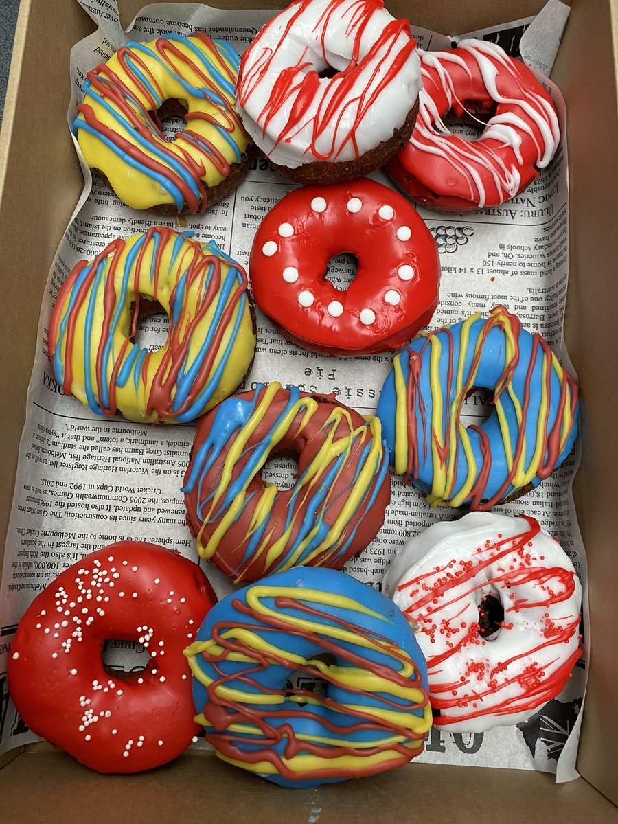 DianeJamesAM's tweet photo. Ordered these footy-inspired donuts from Tatura Bakery for my fellow directors this week.  (Bakery said blue and white would have been easier…..) #AFLGrandFinal https://t.co/KEzE0bIpHq