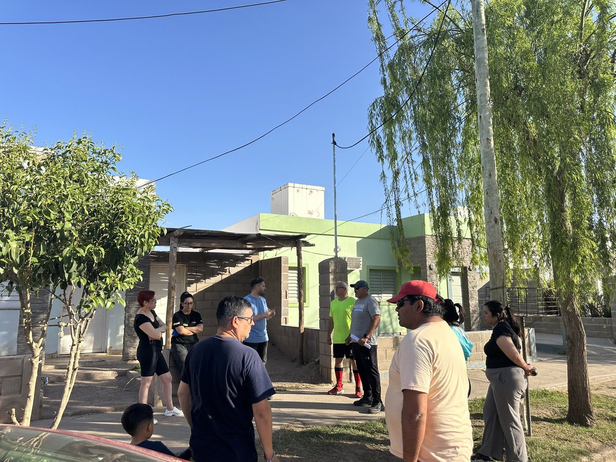 GonzaloBecerraD's tweet photo. 🧑‍🧑‍🧒‍🧒 Recorriendo todos los barrios de nuestra capital, hoy B° 1B° Henri Sanchez y 13 de enero donde nos recibieron vecinos y vecinas de la zona para charlar sobre la situación vecinal asumiendo el compromiso de volver pronto con las soluciones necesarias.
#GonzaloHacemos https://t.co/dn55fUCY4g