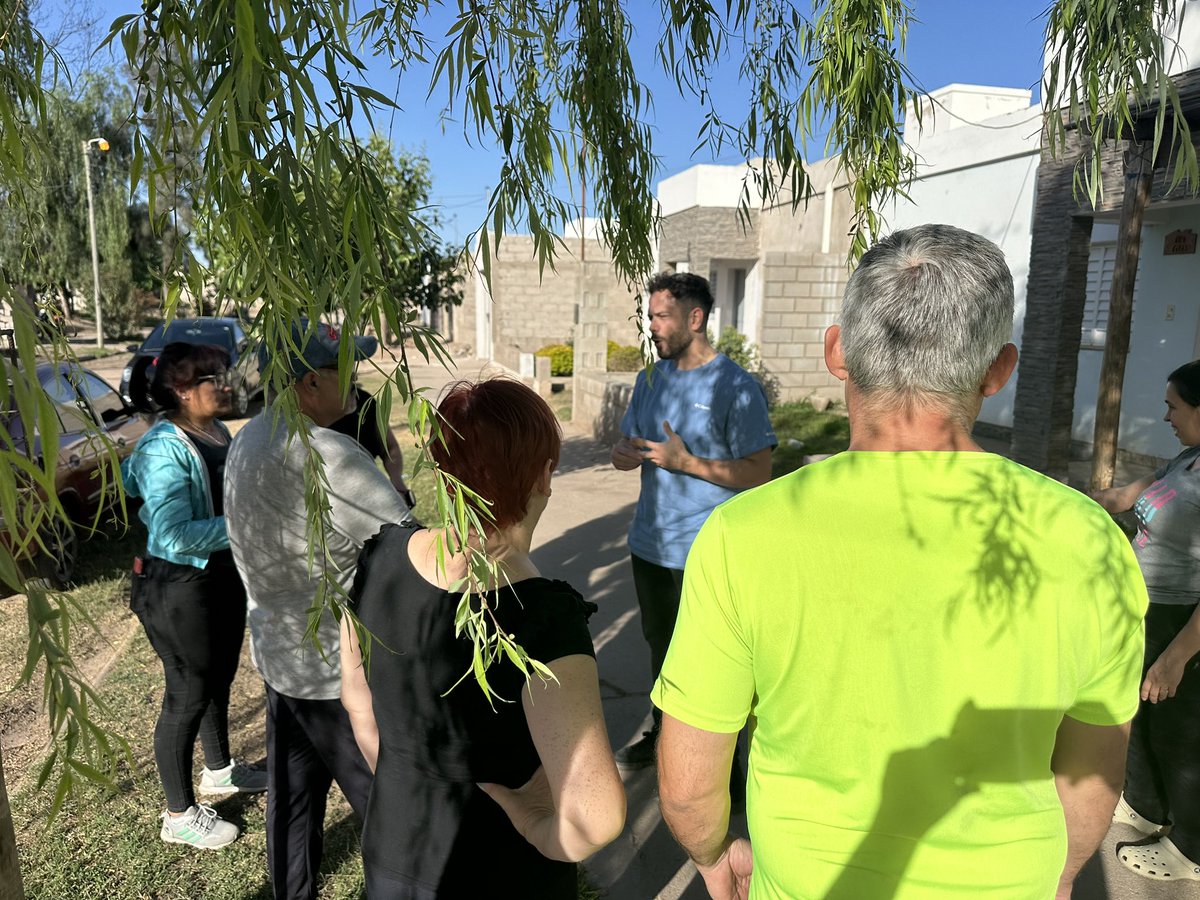 GonzaloBecerraD's tweet photo. 🧑‍🧑‍🧒‍🧒 Recorriendo todos los barrios de nuestra capital, hoy B° 1B° Henri Sanchez y 13 de enero donde nos recibieron vecinos y vecinas de la zona para charlar sobre la situación vecinal asumiendo el compromiso de volver pronto con las soluciones necesarias.
#GonzaloHacemos https://t.co/dn55fUCY4g