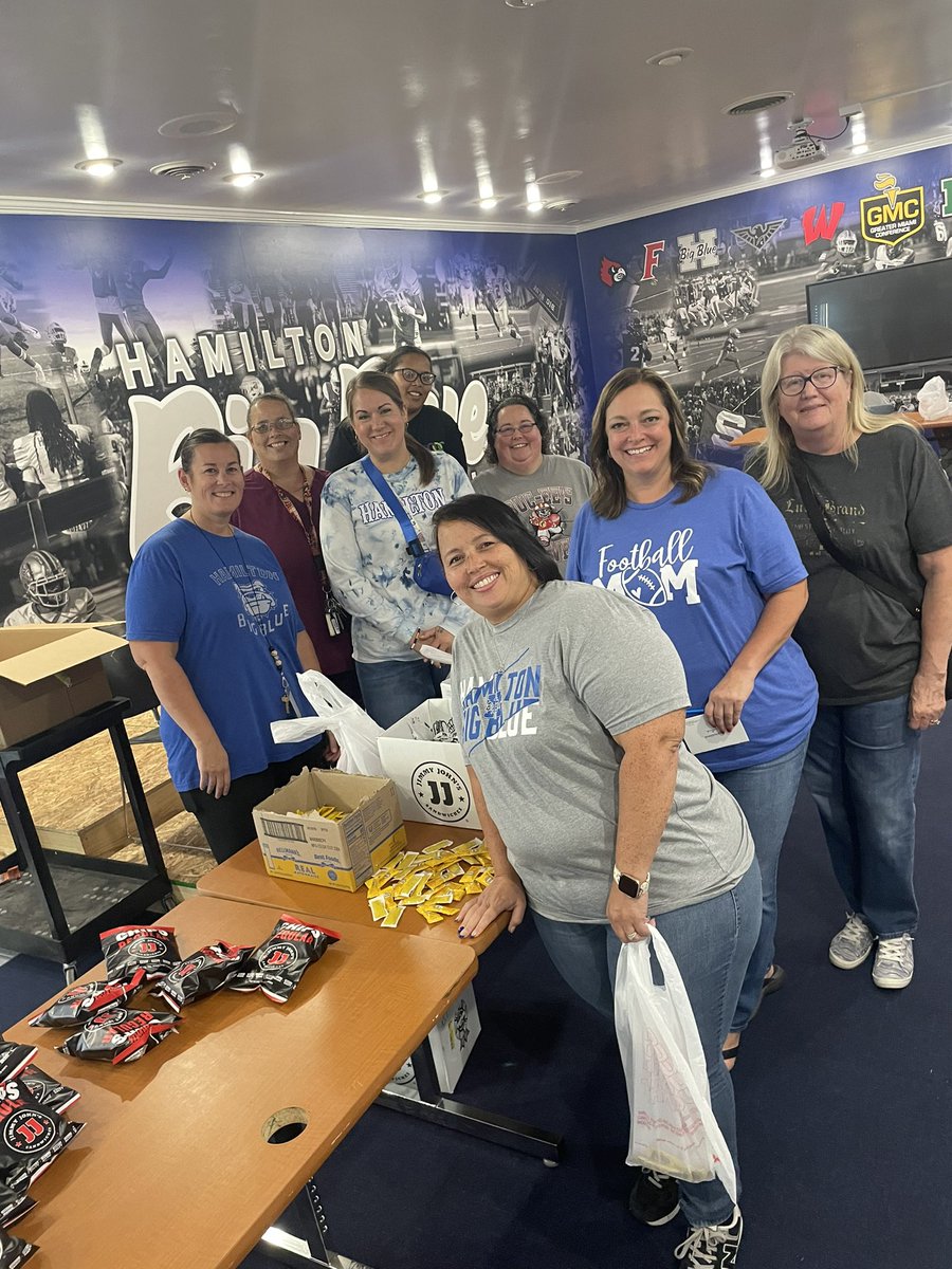 BigBlueFB's tweet photo. From morning practice to Thursday Dinner. Soooo lucky to have this group of parents! Rock Stars! Thank you so much for feeding the team!
#GoBigBlue
#Wateloo
#Comevisittheschwarm https://t.co/Inhk6GSfiK
