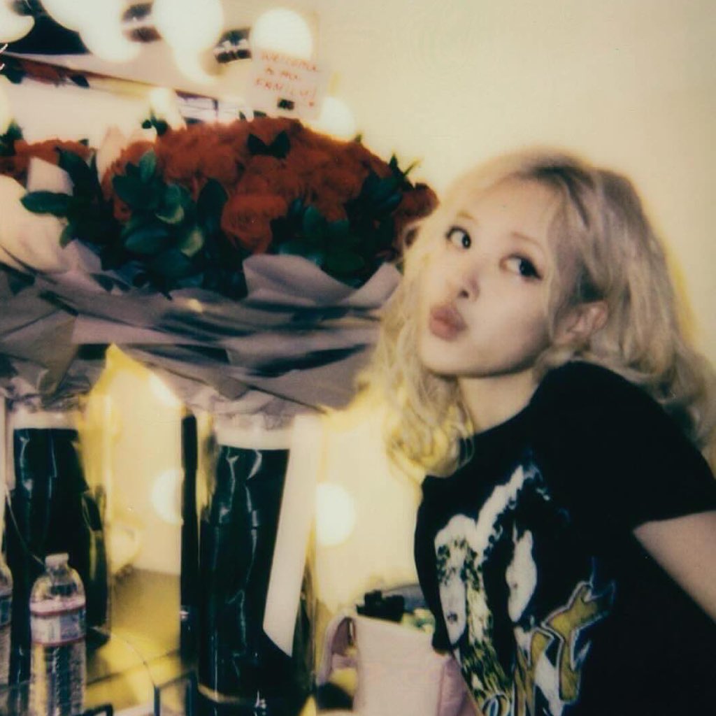 roseannepics's tweet photo. ROSÉ has officially signed a contract with the Atlantic Records https://t.co/mufb60l4H4