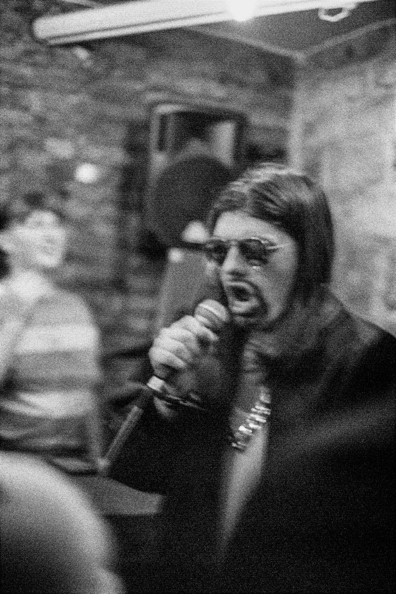 Deux photos très ROCK'N ROLL 🤟🔥de ma performance à la #release party de la #shlag tape de <a href="/Jean/">J</a> Shlag, prises par <a href="/il/">il</a> vend des nouilles

JP🎸