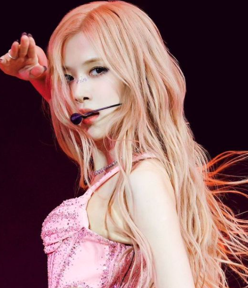 AboutMusicYT's tweet image. Rosé opens a new IG account, vampirehollie, to update on her upcoming music.