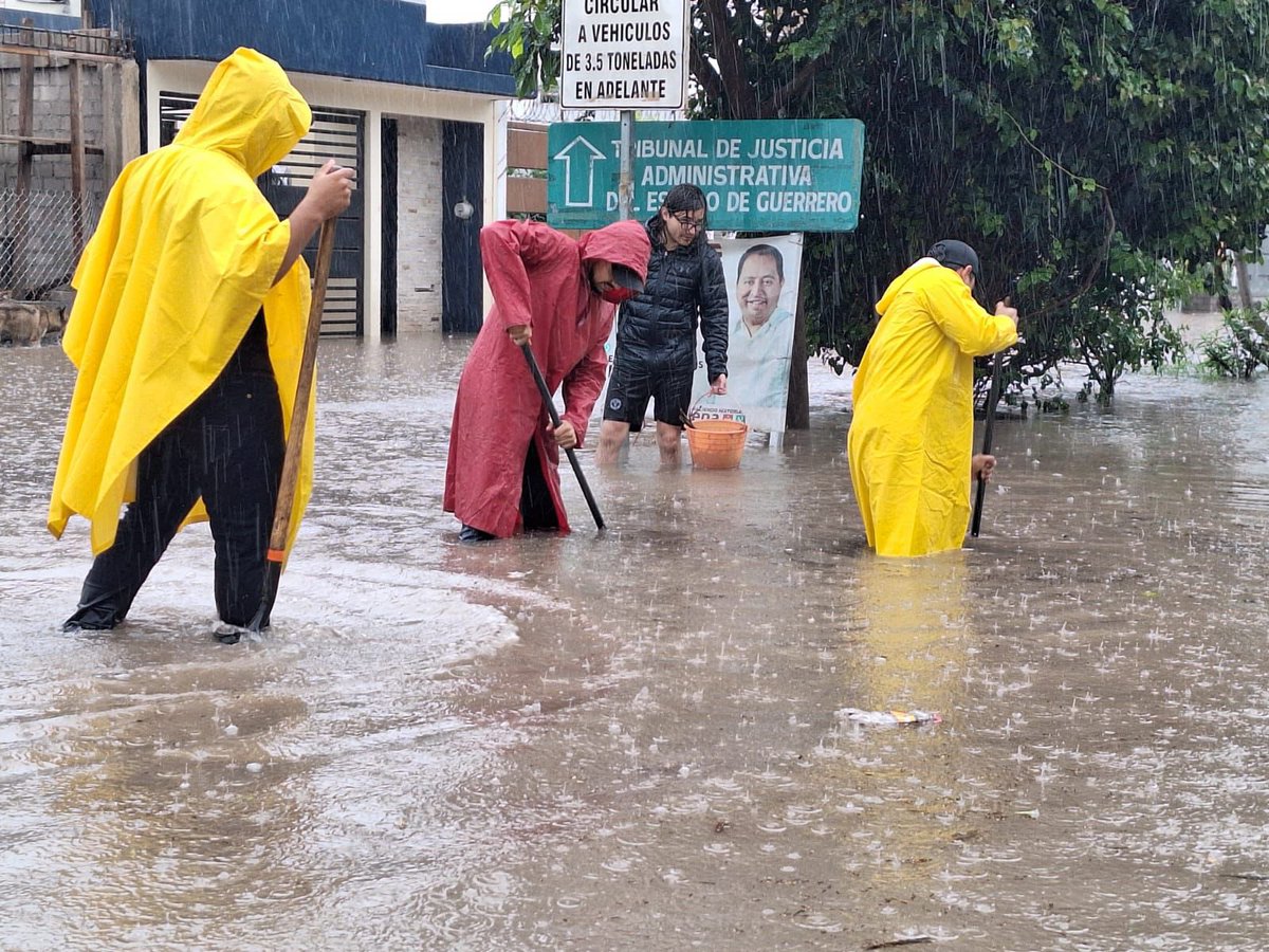 EvelynSalgadoP's tweet photo. Brigadas del Gobierno del Estado de Guerrero siguen realizando tareas de supervisión, vigilancia y auxilio en #Chilpancingo para trasladar a zonas seguras a personas que lo requieran. https://t.co/a9pv2xviXV