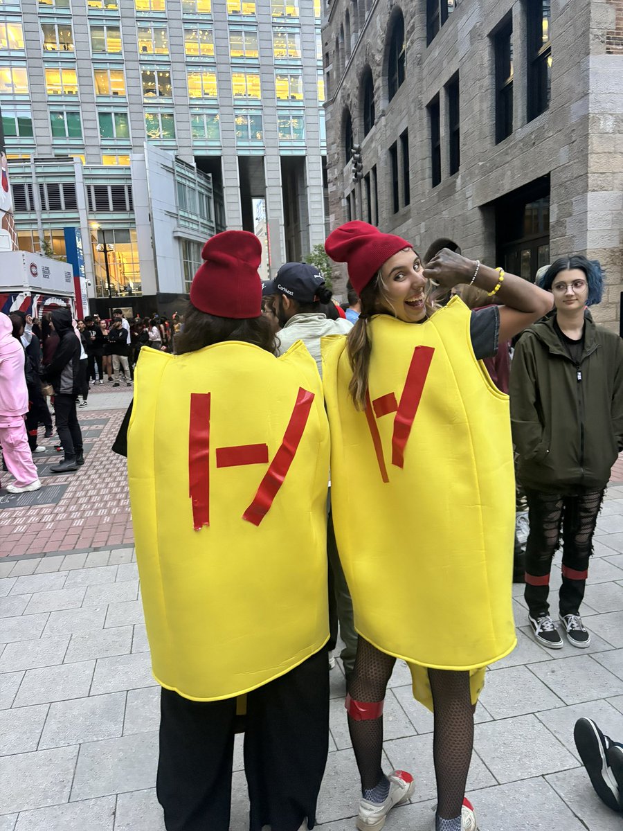 hi friends!!! we were the bananas from last nights tour!! if anyone who took pics with us sees this please share🥹🤝 #clancymontreal #twentyonepilotsmtl
<a href="/twentyonepilots/">twenty one pilots</a>