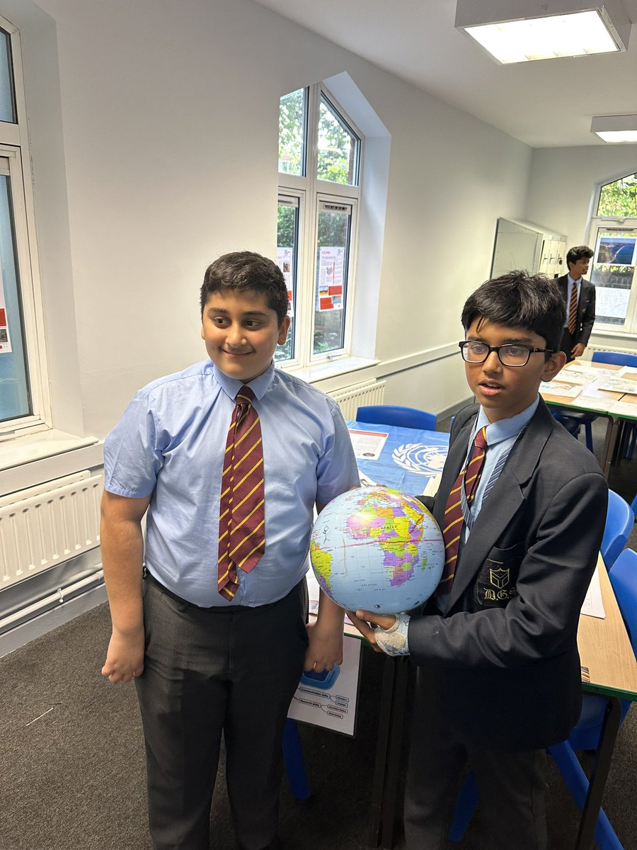 MissFBrett's tweet photo. @DartfordGS Big thank you to our Geography helpers tonight for #DGSopenevening https://t.co/zDb9Kbezyy