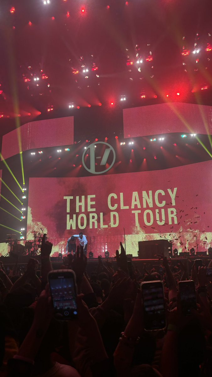 baby seasons change but we don't |-/ <a href="/twentyonepilots/">twenty one pilots</a> <a href="/tylerrjoseph/">tyler jøseph</a> <a href="/joshuadun/">josh dun</a> #twentyonepilots #clancymontreal #twentyonepilotsmtl