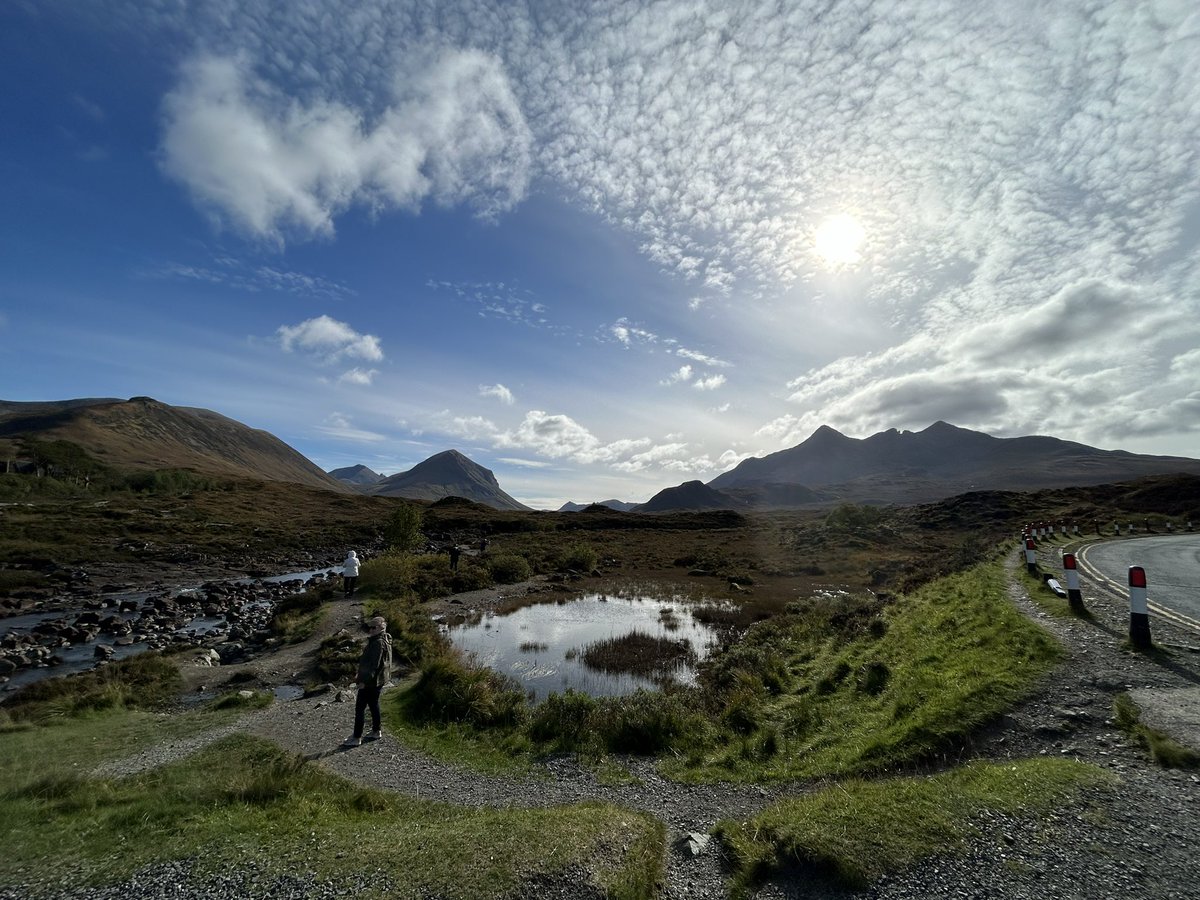 Another glorious day on the Isle of Skye! 💙🏴󠁧󠁢󠁳󠁣󠁴󠁿💙 <a href="/VisitScotland/">VisitScotland</a> #bluebadgeguide