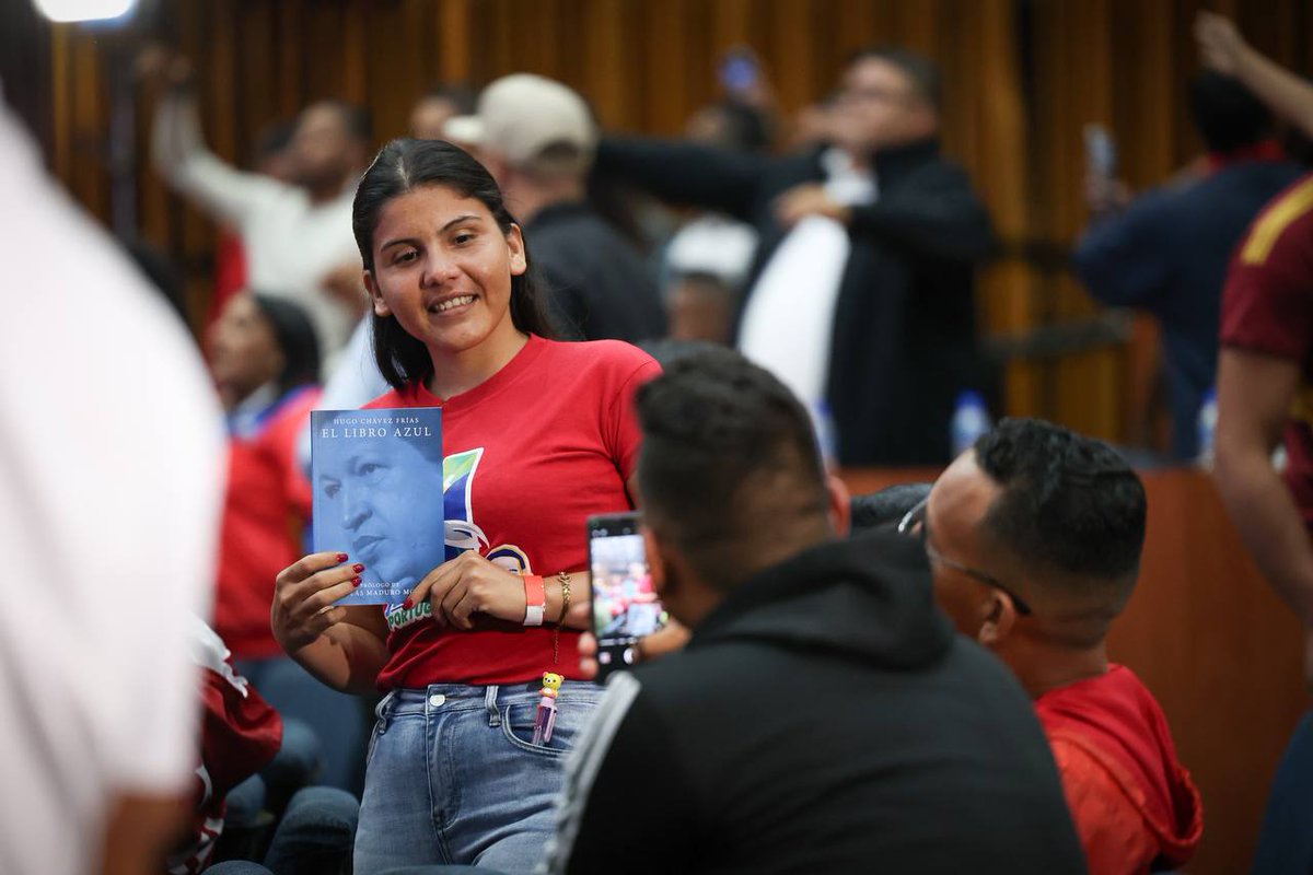 #MásAmenazasMásRevolución | El primer vicepresidente del Partido Socialista Unido de Venezuela (<a href="/PartidoPSUV/">PSUV</a>), Diosdado Cabello (<a href="/dcabellor/">Diosdado Cabello R</a>), aseguró que el Comandante Hugo Chávez  llegó "para dar al Pueblo un mensaje de esperanza y cordura en tiempos cuando nadie asumía