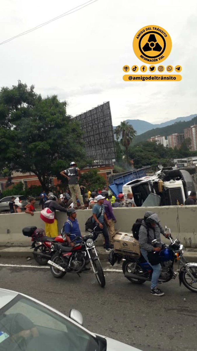 amigodtransito's tweet image. #26Sept Se acaba de volcar una Gandola en la bajada de tazón . Justo en la curva de fospuca. La están saqueando . Se desconoce el estado del conductor de la Gandola. #tazon #arc #Caracas