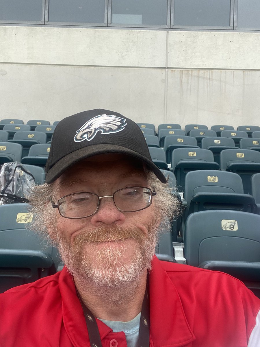 MAButz's tweet image. Early pregame warmups in South Philly as @Temple_FB gets set to take on Army. Will kick it off just a little past 7:30 on @ESPNCFB #TempleTUFF #CherryOn