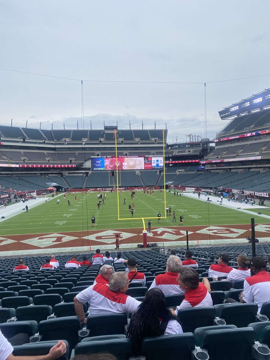 MAButz's tweet image. Early pregame warmups in South Philly as @Temple_FB gets set to take on Army. Will kick it off just a little past 7:30 on @ESPNCFB #TempleTUFF #CherryOn