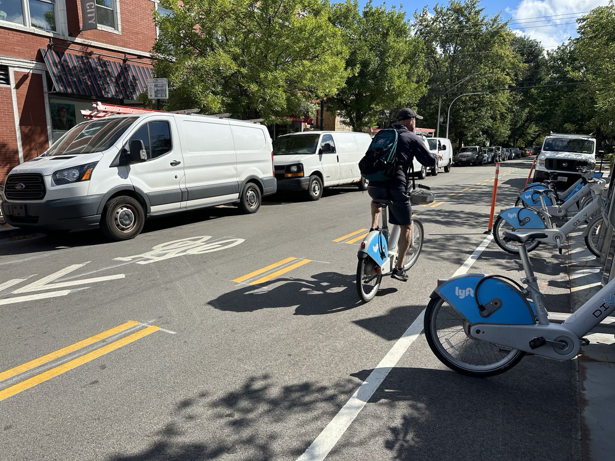 ChicagoDOT's tweet image. Chicago’s newest neighborhood bikeway is already bustling! The Berwyn Greenway connects to the Lakefront Trail and community destinations like local businesses and the Berwyn CTA station. CDOT will expand it west in 2025.

@the48thward