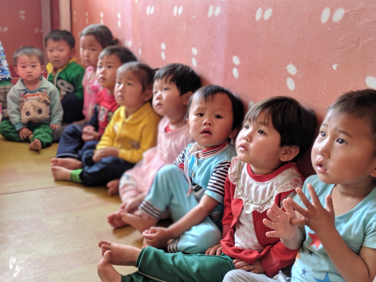 Children waiting to receive their morning cup of soymilk at the Palso-Ri Daycare.

팔소리 탁아소에서 아침 콩우유 급식을 기다리는 어린이들.