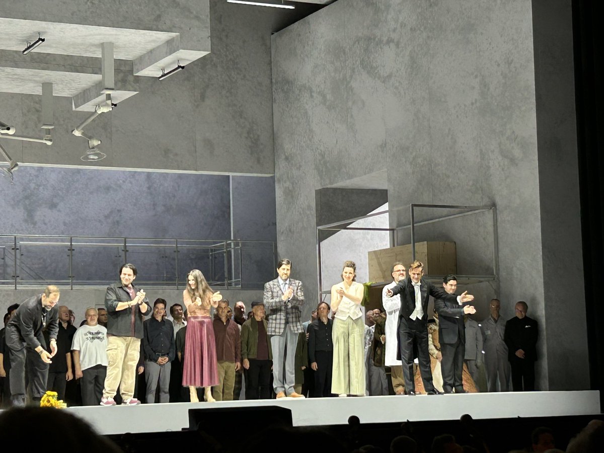 ManuelBrug's tweet photo. #kirillserebrennikov verlegt #doncarlo @WrStaatsoper in ein Kostümkundeinstitut, das Umweltaktivisten unter Posas Führung entern🤪. Sehr blöd und fad, dafür rummst #philippejordan gewaltig. Die ordentlichen Sänger samt angestresster #asmikgrigorian interagieren mit Doubles ☠️😬 https://t.co/d4WQpTyIx6
