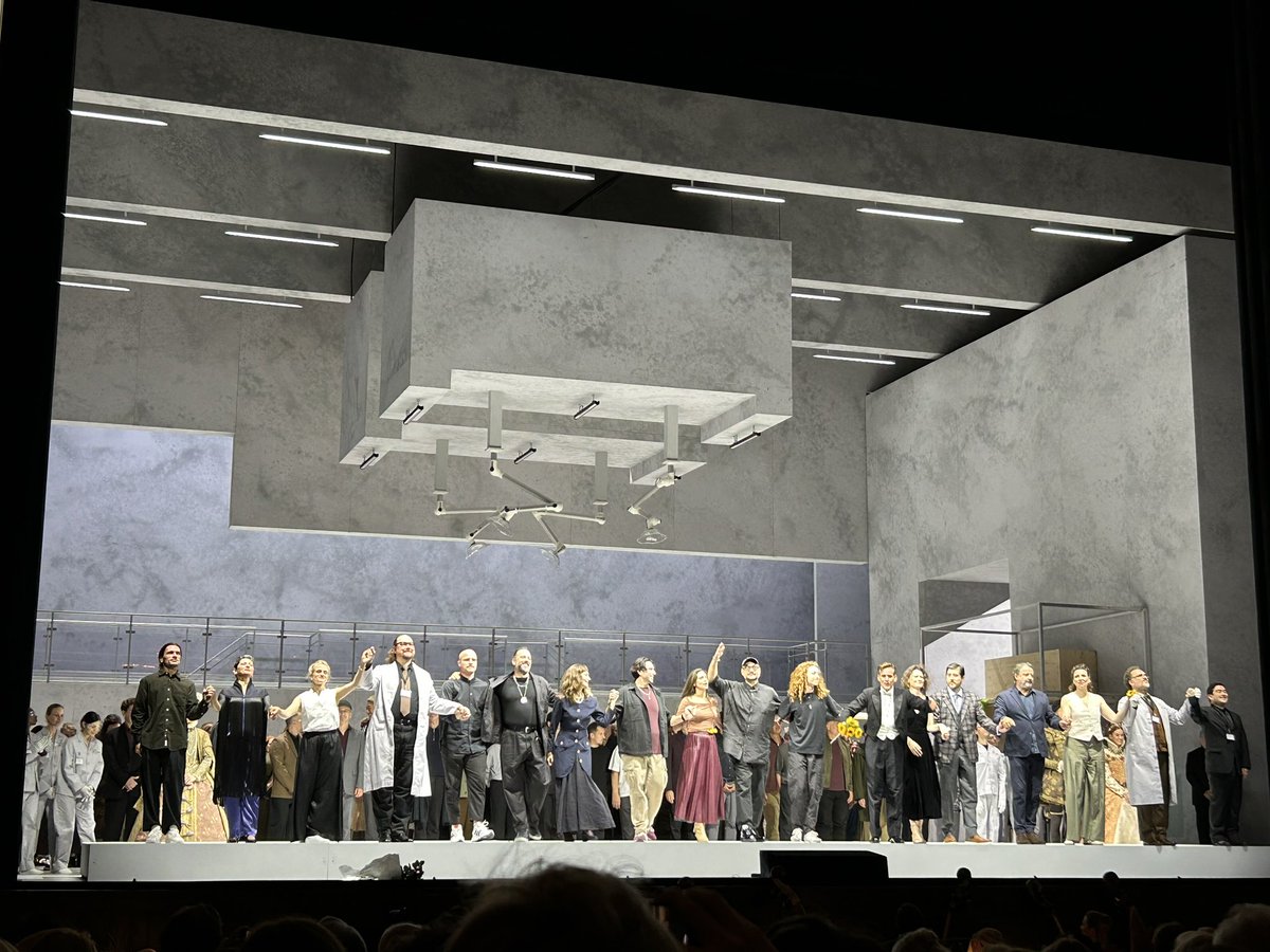 #kirillserebrennikov verlegt #doncarlo <a href="/WrStaatsoper/">Wiener Staatsoper</a> in ein Kostümkundeinstitut, das Umweltaktivisten unter Posas Führung entern🤪. Sehr blöd und fad, dafür rummst #philippejordan gewaltig. Die ordentlichen Sänger samt angestresster #asmikgrigorian interagieren mit Doubles ☠️😬