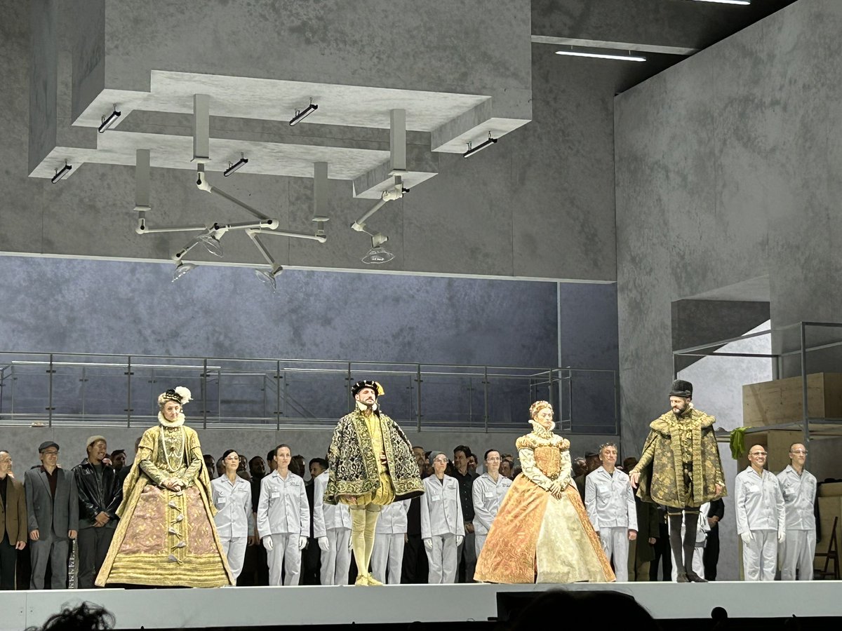 ManuelBrug's tweet photo. #kirillserebrennikov verlegt #doncarlo @WrStaatsoper in ein Kostümkundeinstitut, das Umweltaktivisten unter Posas Führung entern🤪. Sehr blöd und fad, dafür rummst #philippejordan gewaltig. Die ordentlichen Sänger samt angestresster #asmikgrigorian interagieren mit Doubles ☠️😬 https://t.co/d4WQpTyIx6