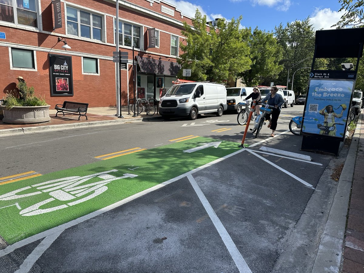 ChicagoDOT's tweet image. Chicago’s newest neighborhood bikeway is already bustling! The Berwyn Greenway connects to the Lakefront Trail and community destinations like local businesses and the Berwyn CTA station. CDOT will expand it west in 2025.

@the48thward