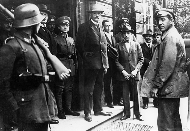 tuitipedia's tweet photo. Este es Karl Mayr, capitán del ejército alemán. En 1919 ordenó a uno de sus cabos, Adolf Hitler, infiltrarse en las reuniones del recién creado Partido Obrero Alemán para ver de qué iba el tema. Su decisión cambió la historia.

Mayr murió en un campo de concentración en 1945. https://t.co/EiX6aTORTr