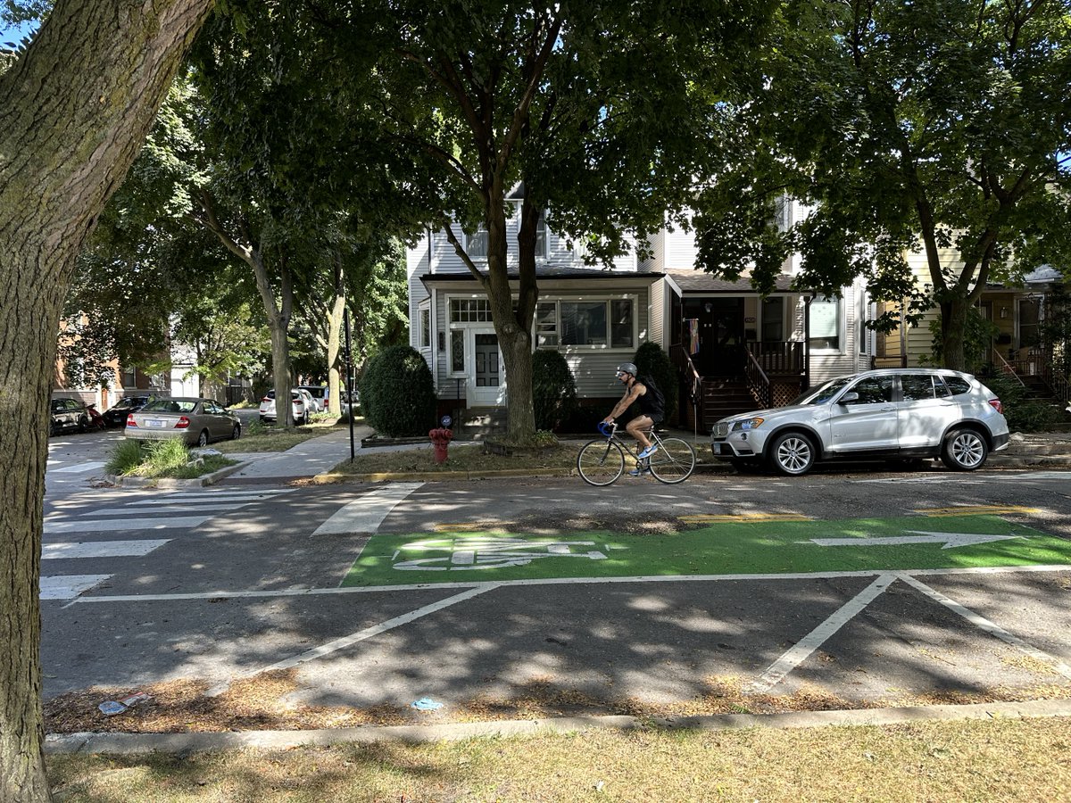 ChicagoDOT's tweet image. Chicago’s newest neighborhood bikeway is already bustling! The Berwyn Greenway connects to the Lakefront Trail and community destinations like local businesses and the Berwyn CTA station. CDOT will expand it west in 2025.

@the48thward