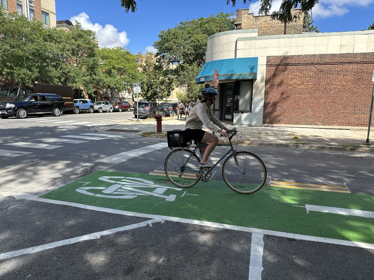 ChicagoDOT's tweet image. Chicago’s newest neighborhood bikeway is already bustling! The Berwyn Greenway connects to the Lakefront Trail and community destinations like local businesses and the Berwyn CTA station. CDOT will expand it west in 2025.

@the48thward