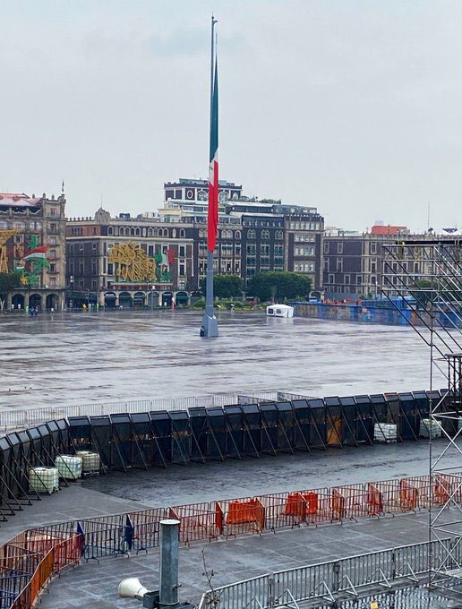 DeniseDresserG's tweet image. El Zócalo es de todos/todas. 
Es el lugar de luchas históricas en favor de los derechos y las libertades. 
Es el sitio desde donde se vale protestar e increpar al poder. 
No le pertenece a AMLO/Morena.
Ni en los peores gobiernos del PRI y del PAN habíamos visto algo así. 
¿Miedo?…