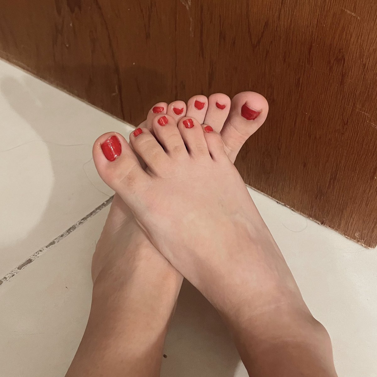 dannyfetiche's tweet photo. Cuál color te gustaría ver en mis piecitos? 🥰 #fetiche #fetichepies #pies #Footage #FOOTFETİSH #pieslindos https://t.co/VSPnurLg7H
