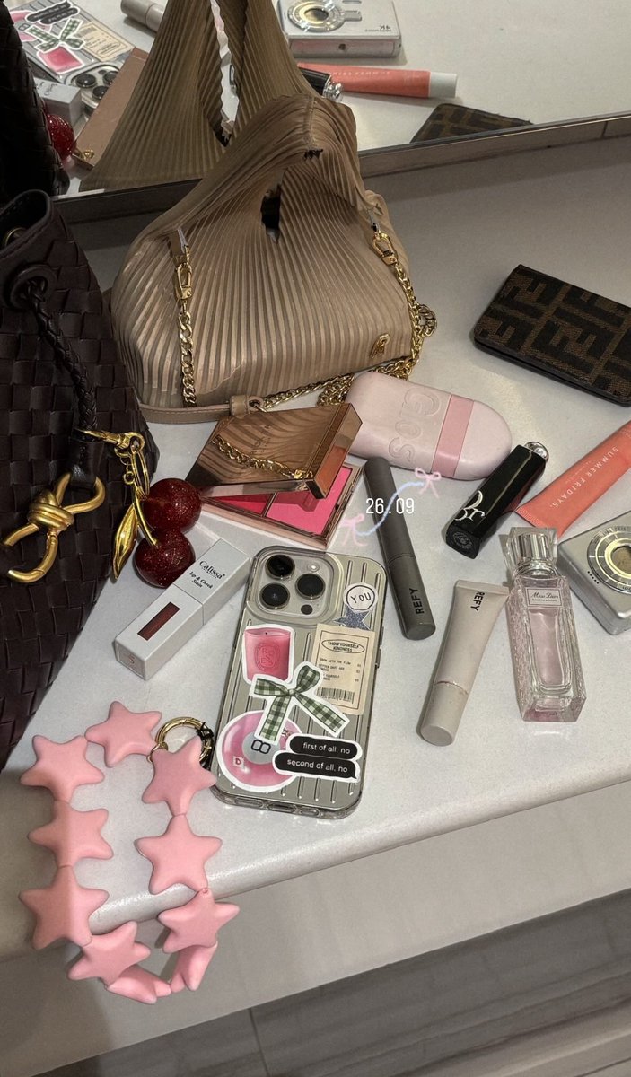 notsamiraxoxo's tweet photo. how cozy,🐚🦢🪩🥥🍸 https://t.co/UCmQoP6E7j