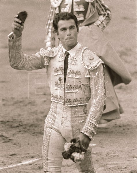 MPAQUIRRI's tweet photo. #EntrePaquirriYYo

PACO
COMO QUE HOY SON 40 AÑOS SIN TI? CUANDO PASÓ EL TIEMPO? 😢
EN MI CORAZÓN ESTÁS TAN PRESENTE COMO EL PRIMER DÍA 💙
ODIO ESTE 26 DESDE QUE TÚ NO ESTÁS!!!
ESPERO QUE TE SIENTAS ORGULLOSO DE MI CON ESTE HOMENAJE 
TE QUIERO #MiHeroe SIEMPRE 🕊

#40SinPaquirri https://t.co/doJy0eqO6t