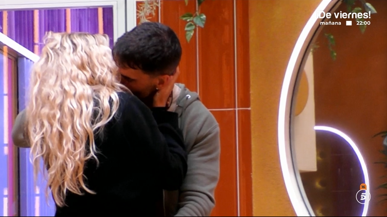 ghoficial's tweet photo. ¿Entendéis lo que está pasando entre Edi y Violeta?

🔁 Yo entiendo a Violeta
❤️ Yo a Edi 

#GHGala4 #GH26S https://t.co/h4OxHT7N6I