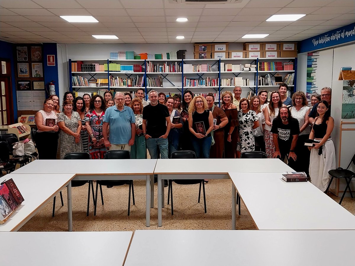 El club de lectura de adultos ha celebrado su reunión inaugural 24/25 con el escritor <a href="/j_alandes/">Javier Alandes</a>  y su ultima novela "La última mirada de Goya",  ganadora del Premio “Los Cerros de Úbeda” 2024 a mejor novela histórica publicada.<a href="/CINHDe/">CINH Ciudad de Úbeda</a>