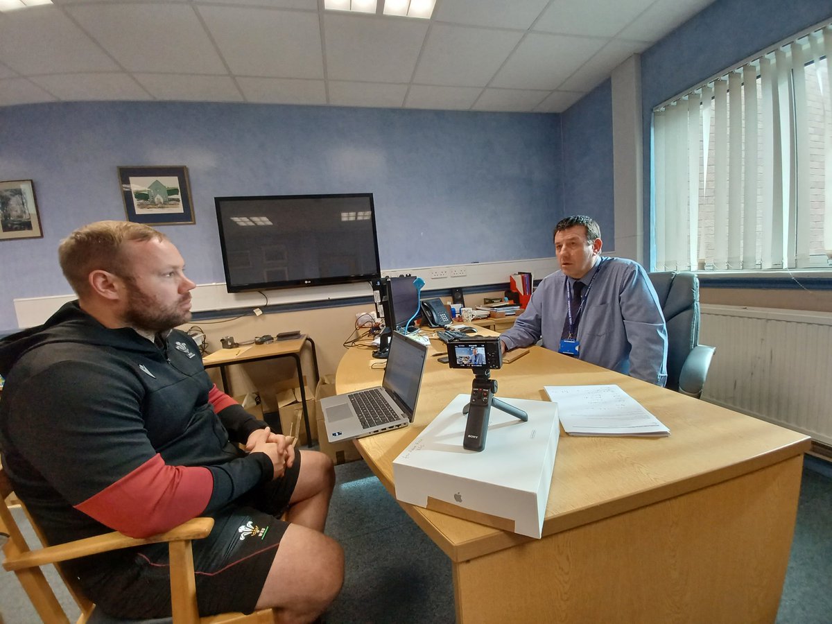 WRU_Community's tweet photo. Great day filming, talking &amp; seeing the impact of the #WRUHub officer in @DyffrynOgwen @RygbiPesda

From 2 to 40 girls participating in @LadronMor in just over 12 months ❤️🏴󠁧󠁢󠁷󠁬󠁳󠁿🏉

Diolch @SwyddogHwbPesda @DafyddR 

Content coming soon 🔜 https://t.co/z6WgAmjwIK