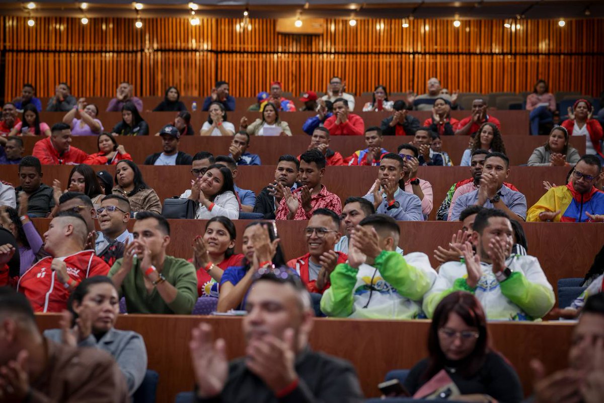 #MásAmenazasMásRevolución | El primer vicepresidente del Partido Socialista Unido de Venezuela (@partidopsuv), Diosdado Cabello Rondón, (<a href="/dcabellor/">Diosdado Cabello R</a>) afirmó que cuando gobernaba la derecha en el país los pobres no tenían acceso a un cupo en la universidad. 

"Pregúntenle a sus