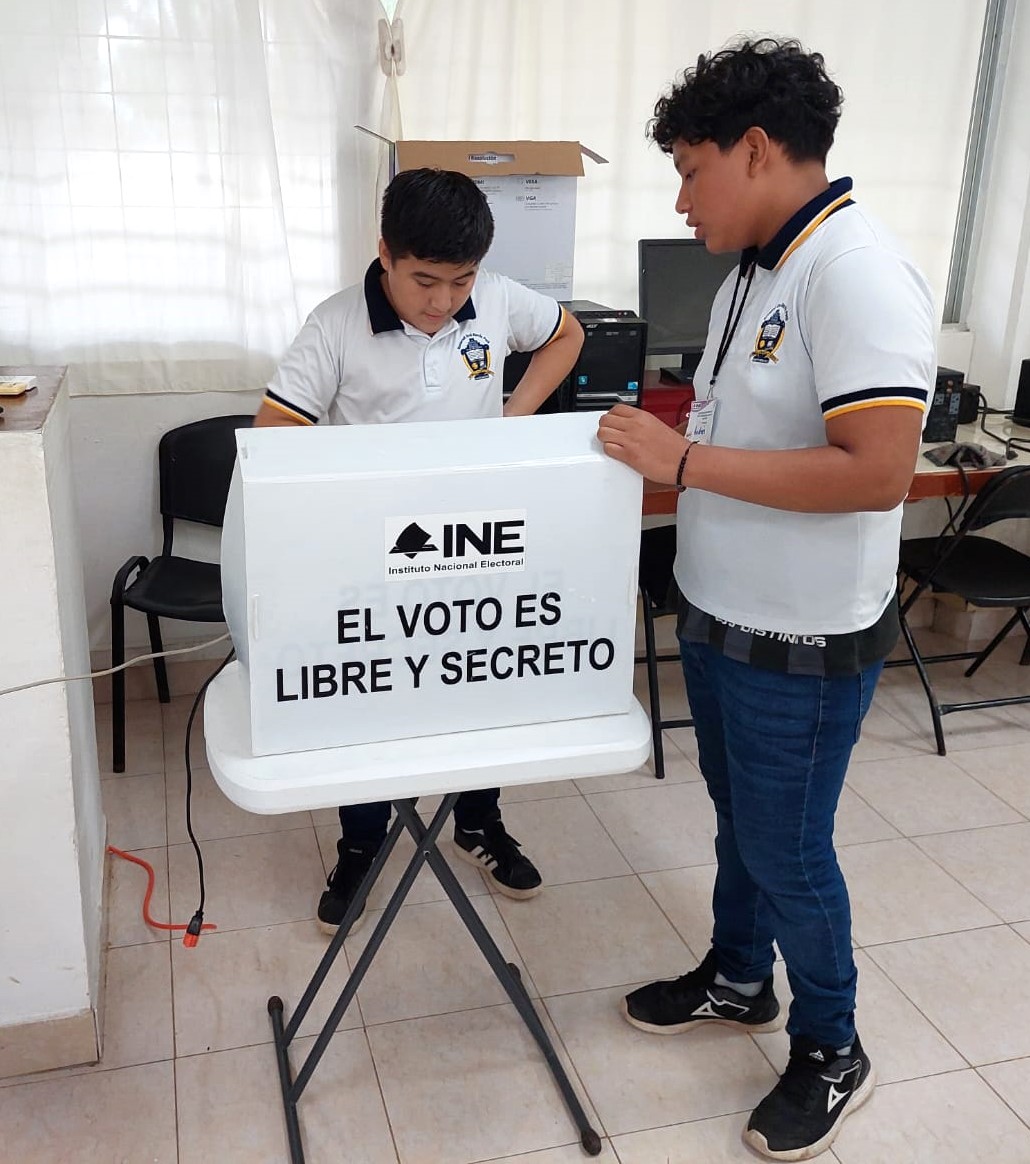INEYucatan's tweet photo. En el marco de la #ENCIVICA 2024-2026 y la Línea de Acción denominada Promover la Participación No Electoral, la #05JuntaDistrital del INE #Yucatán participó en la elección de la Sociedad de Alumnos 2024-2025 de la Secundaria Federal "Roosevelt Barrón Ercé Pech" de #Umán. https://t.co/7WRSNg0daV