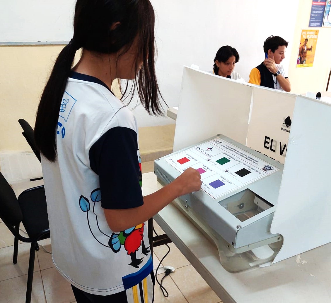 INEYucatan's tweet photo. En el marco de la #ENCIVICA 2024-2026 y la Línea de Acción denominada Promover la Participación No Electoral, la #05JuntaDistrital del INE #Yucatán participó en la elección de la Sociedad de Alumnos 2024-2025 de la Secundaria Federal "Roosevelt Barrón Ercé Pech" de #Umán. https://t.co/7WRSNg0daV