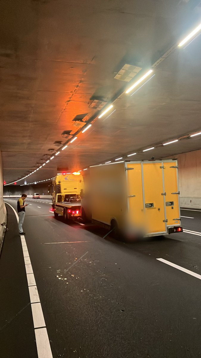 Op de N7 bij #Groningen stond vanavond een #pechgeval met klapband in de verdiepte ligging. De 2 linker rijstroken waren daarom tijdelijk dicht ❌ De berger heeft het pechgeval naar een veilige plek gebracht. <a href="/RWSverkeersinfo/">Rijkswaterstaat Verkeersinformatie</a>