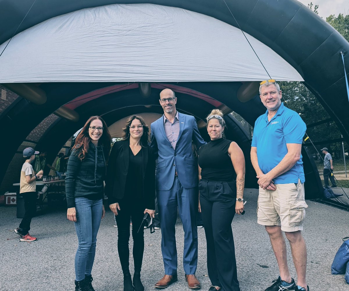 Un grand merci à Laura Dudas conseillère de <a href="/ottawaville/">Ville d'Ottawa</a> pour sa présence à la fête champêtre à l'Étoile de l'Est. Le conseiller scolaire Rainboth est également venu faire un tour. Chapeau à la direction pour cette tradition de la rentrée. #cecce <a href="/ecolecatholique/">CECCE</a>