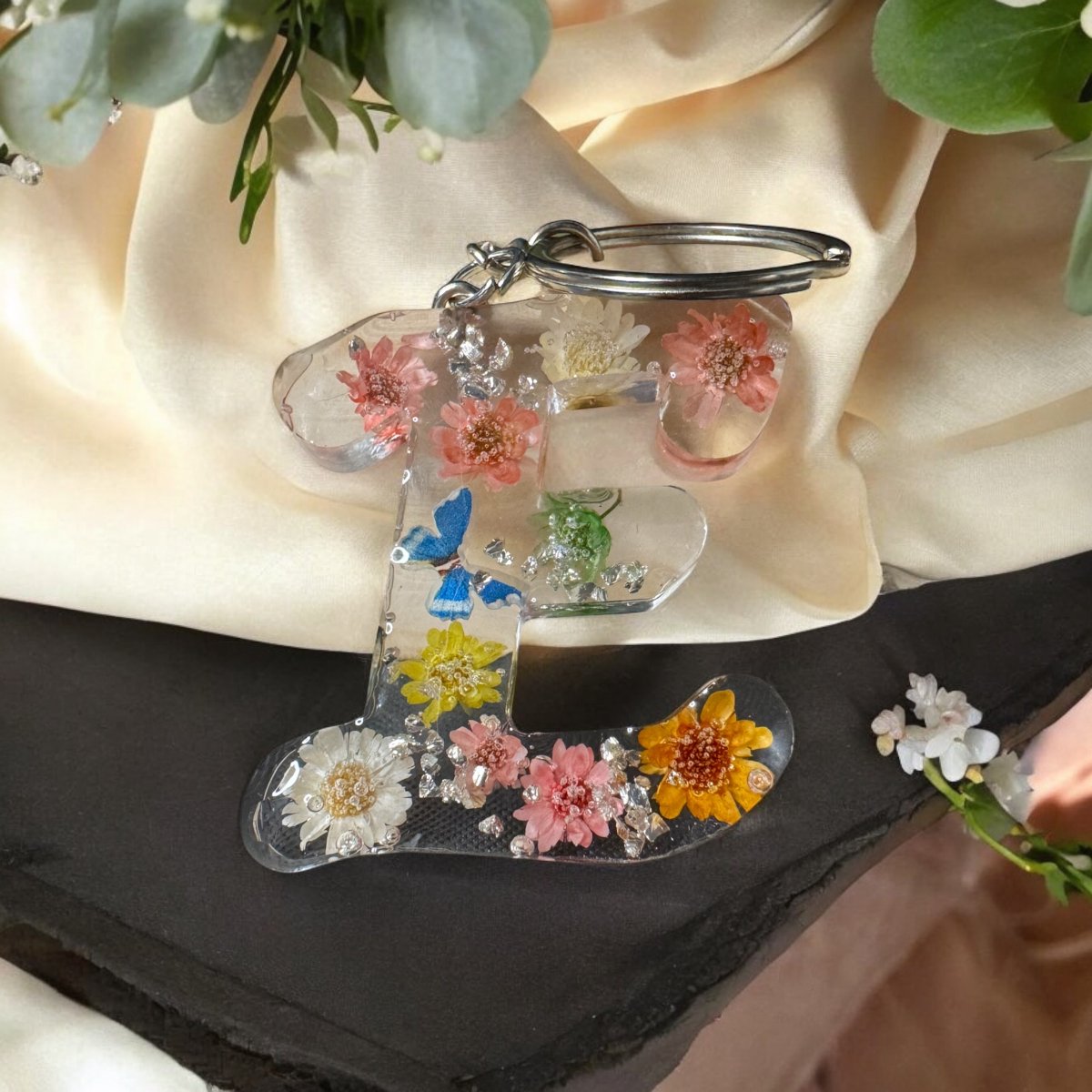 ResinMom's tweet image. 🌸 New Floral Charm Keychain! 🌸 Hand-poured resin, real dried flowers, and a touch of gold—perfect for adding a pop of nature to your bag or keys! 💖
Shop now via the link in bio! 🌷
#Handmade #ResinArt #KeychainAddict #SupportSmallBusiness #GiftIdeas #FloralVibes #ViralFinds