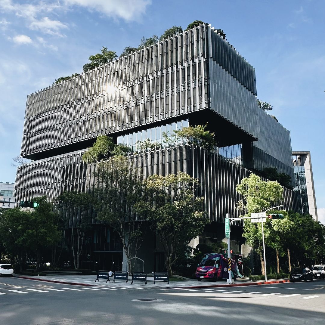 Cooler Master’s office is designed like a heatsink: efficient and cool under pressure! Our futuristic layout symbolizes our commitment to innovation and performance.

Isn’t that a cool blend of work and design?